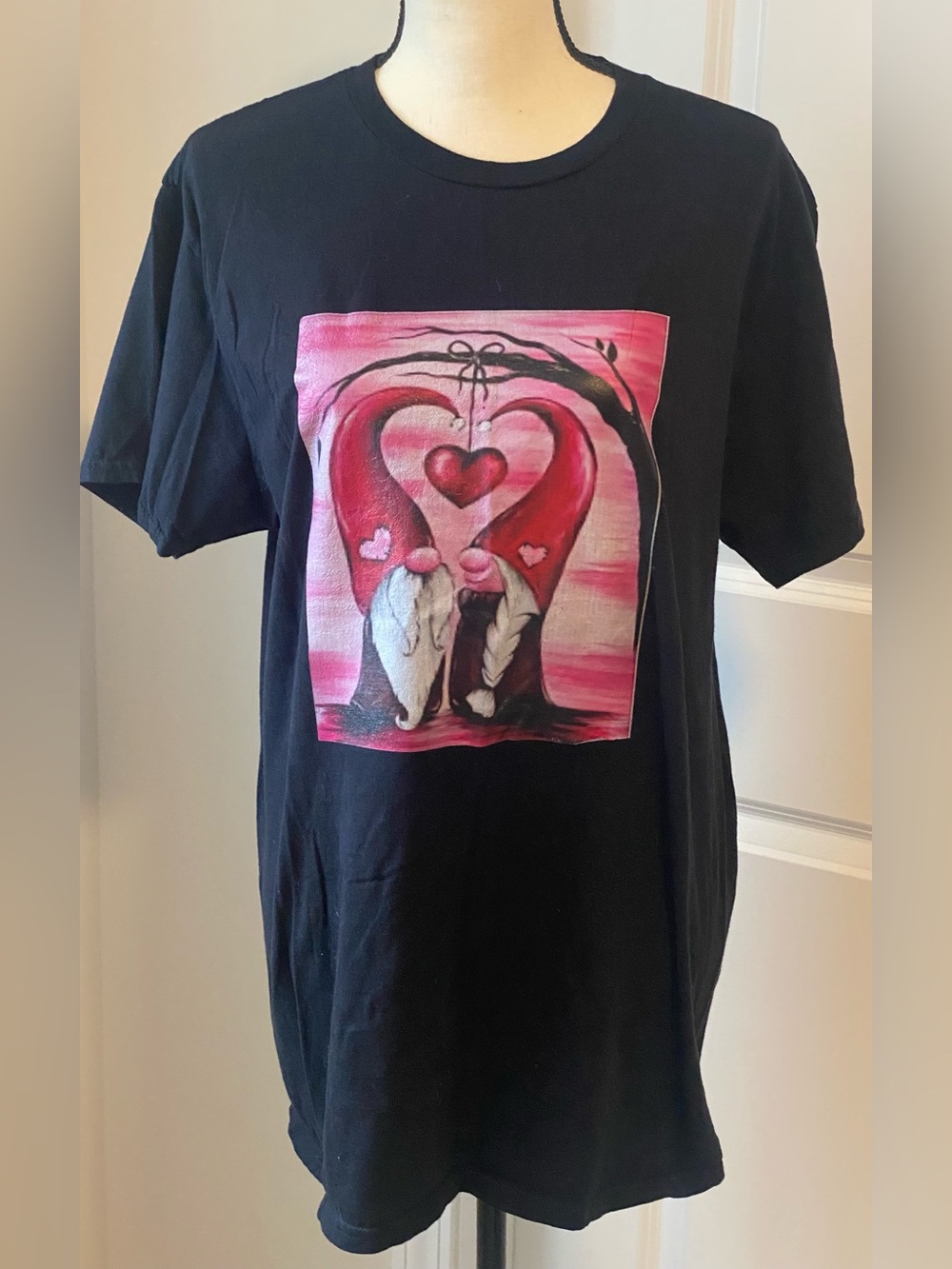 Gnomes In Love Pink Red Hearts 12” x 9” Graphic Black Stretch Cotton T Shirt L
